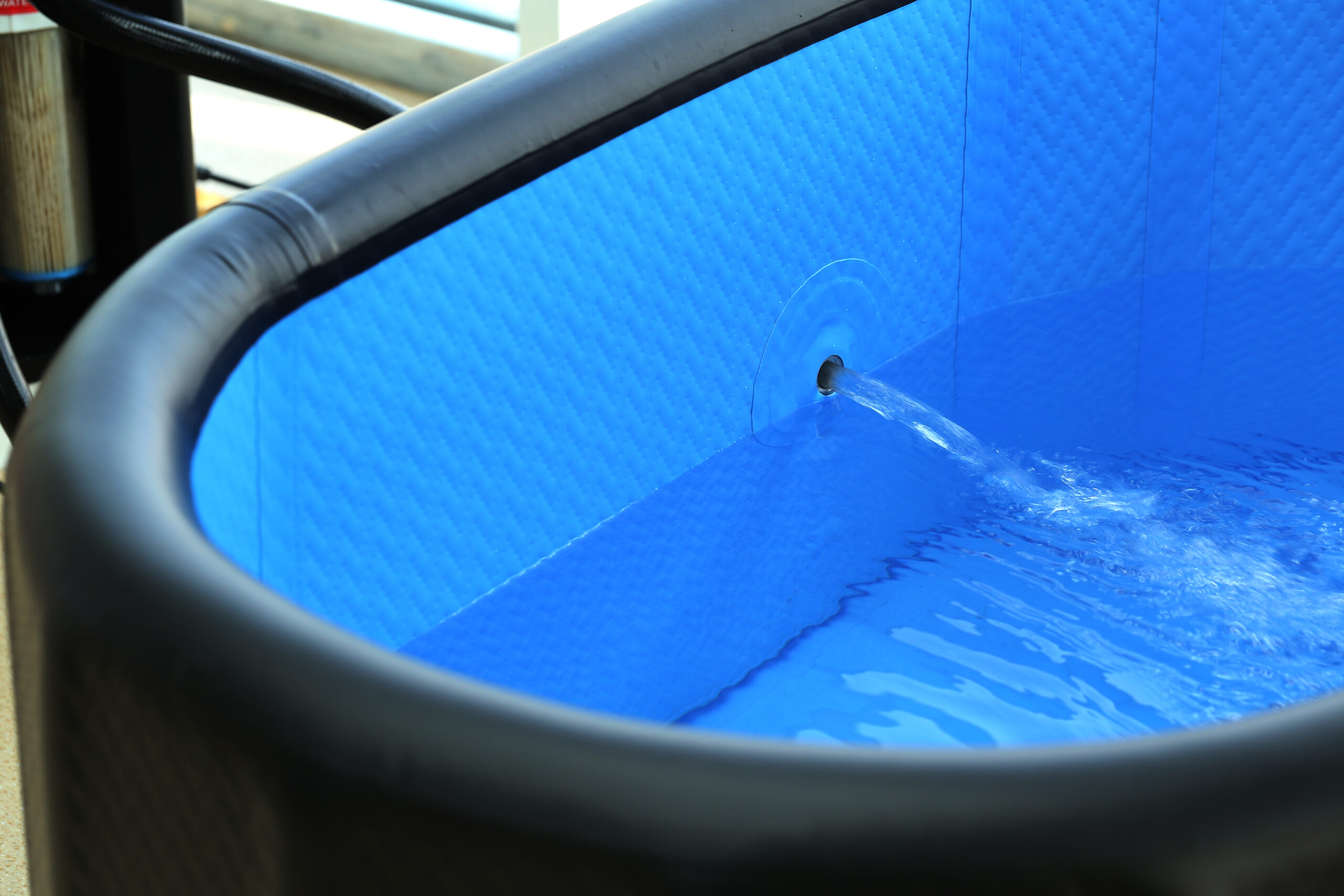 Factory Direct Price Large Black and Blue Color Inflatable Cold Bath Tub for Cold Water Therapy Recovery - 图片 4